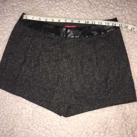 ELLE SHORTS. SIZE 4. ALMOST NEW. - Picture 2 of 6